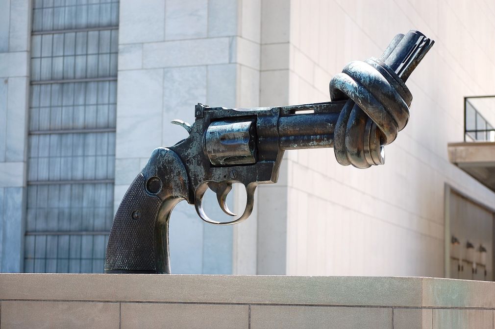 La scultura “non­violenza” alla sede ONU di New York