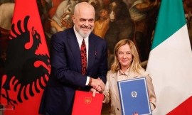 Accordo con l’Albania: immigrati stoccati come pacchi di Amazon