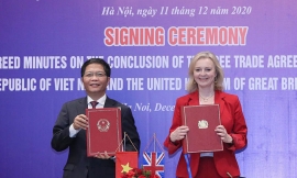 Trần Tuấn Anh ed Elizabeth Tuss alla cerimonia di firma dell’Ukvfta (ministero dell’Industria e del Commercio della Repubblica Socialista del Vietnam).