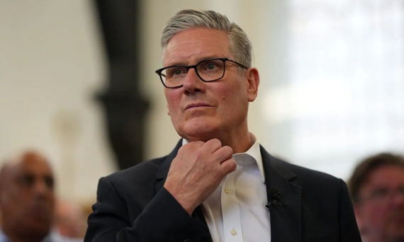 Il crollo del bipartitismo britannico: Starmer travolto tra Reform UK, Verdi e nuove sinistre