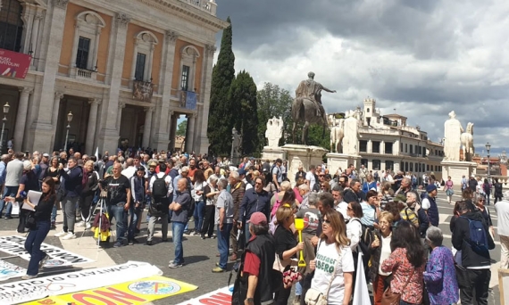 Il Tribunale della piazza mette sotto accusa il campidoglio: la frattura insanabile tra profitto privato e beni comuni