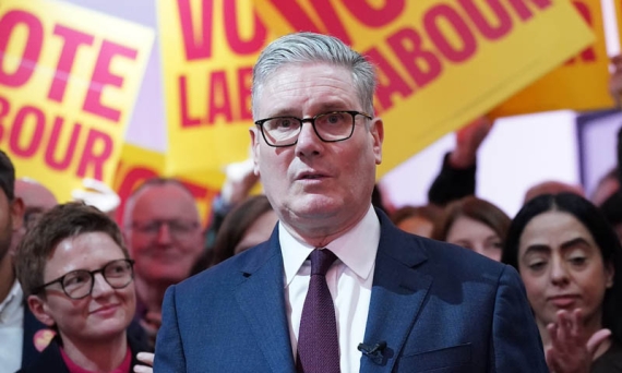 Starmer tra servilismo atlantico e disfatta politica: il Labour perde il paese mentre obbedisce a Washington