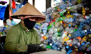 Il Vietnam alle prese con l’eccessivo consumo di plastica